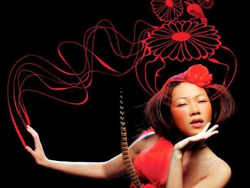 Diva gio da di xa: Chiec ao qua rong voi Tran Thu Ha hinh anh