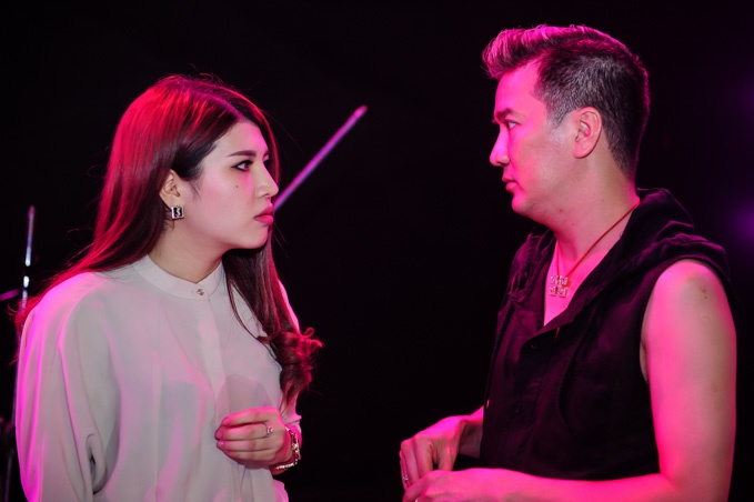 To Ny tung tuyet vong den muc muon bo nghe hinh anh