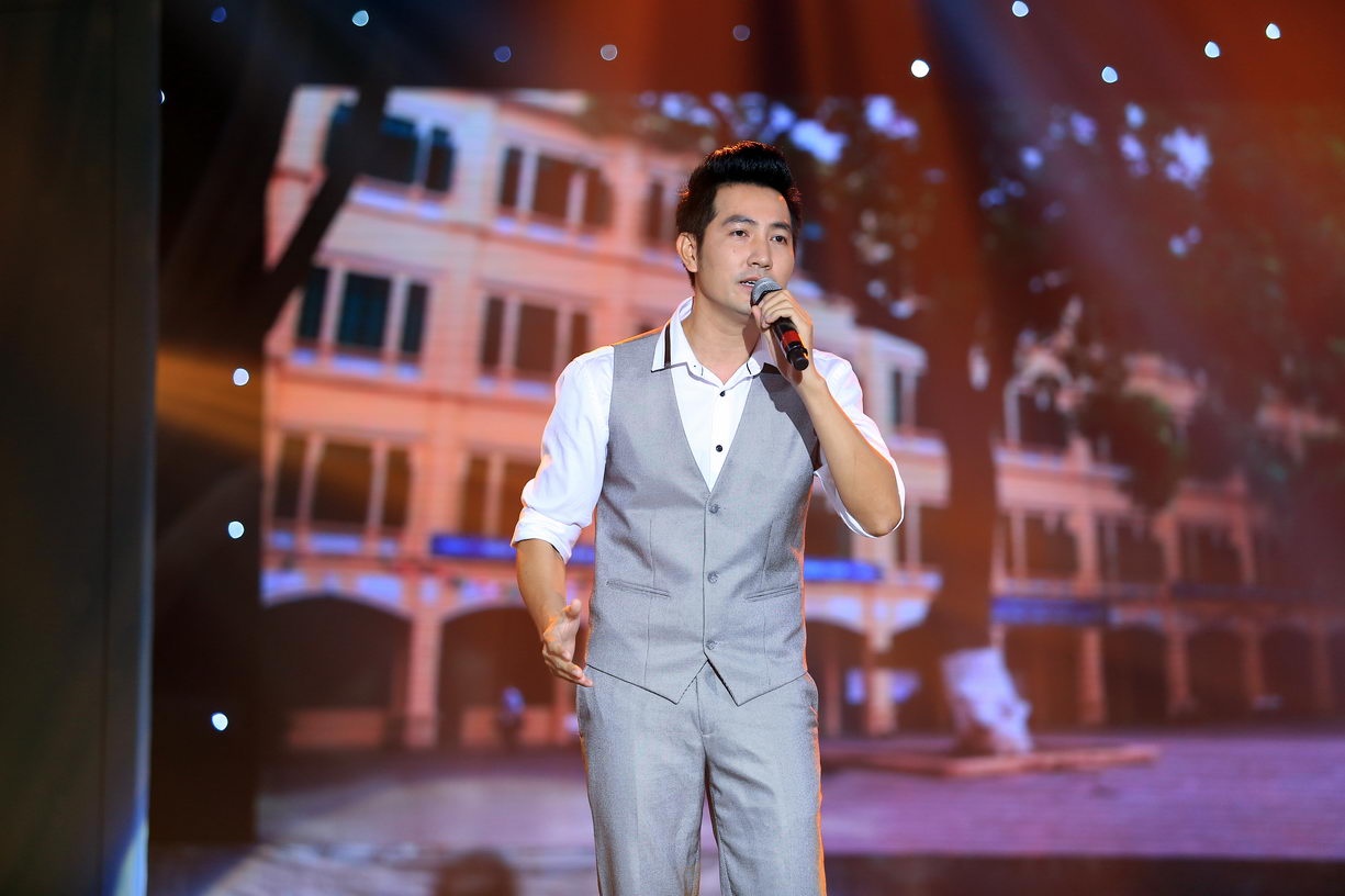 Nguyễn Phi Hùng ‘tái ngộ’ khán giả bằng nhạc phẩm ý nghĩa Một đời cho con (Nguyễn Văn Thanh Nhã). Sở hữu vóc dáng đẹp, gương mặt sáng cùng giọng hát nồng nàn, nam ca sĩ ‘đốn tim’ nhiều fan nữ mỗi khi anh xuất hiện. 