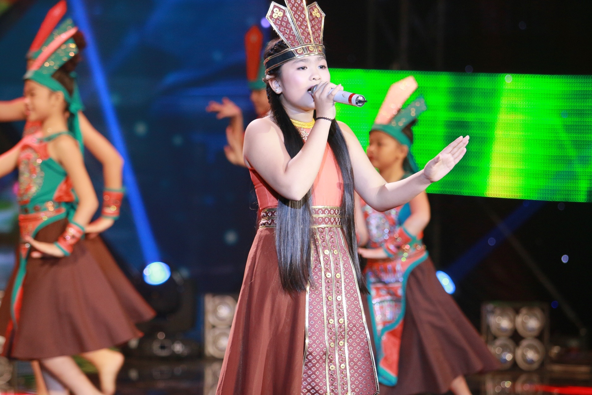 Thien Nhan chinh phuc khan gia voi giong hat cao vut hinh anh