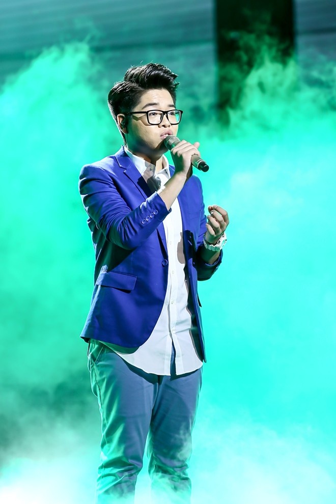 Trò cưng Mỹ Tâm – Nguyễn Đức Phúc mang đến không gian nhiều cảm xúc với ca khúc kinh điển Hello. Những đoạn hát phá cách, gằn giọng được anh xử lý vừa phải, mang đến cảm giác mới mẻ cho người nghe.