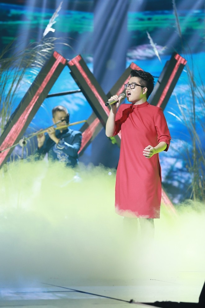 sáng tác mang âm hưởng dân gian Chảy đi sông ơi. Một lần nữa, lối hát tình cảm của anh chàng khiến màn trình diễn chạm đến trái tim người nghe.