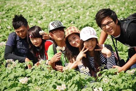 Bên cạnh đó, ngoại hình “hơi nhà quê”, mắt sáng, mũi dọc dừa cùng điểm nhấn là “nụ cười răng thỏ” cũng góp phần giúp Diễm My tạo ấn tượng mạnh mẽ cho không ít khán giả. Vai diễn thành công đến mức ngay cả khi trưởng thành, không ít người vẫn gọi cô là “bé Chi”.