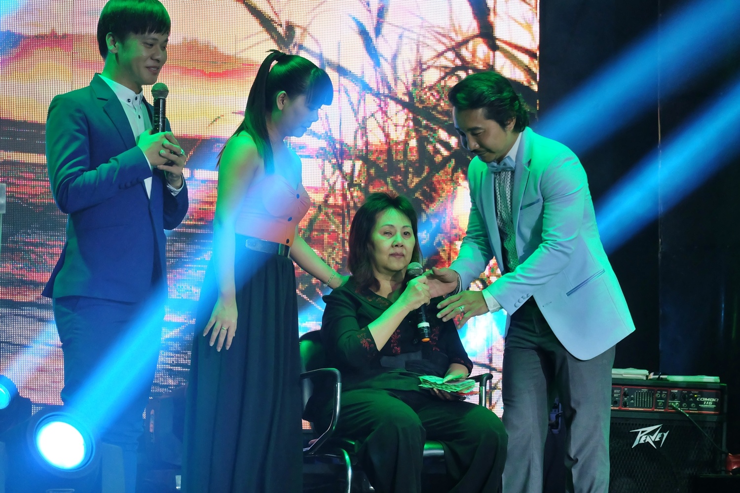 Nghe si Hoang Lan nhan them 30 trieu dong chua benh hinh anh