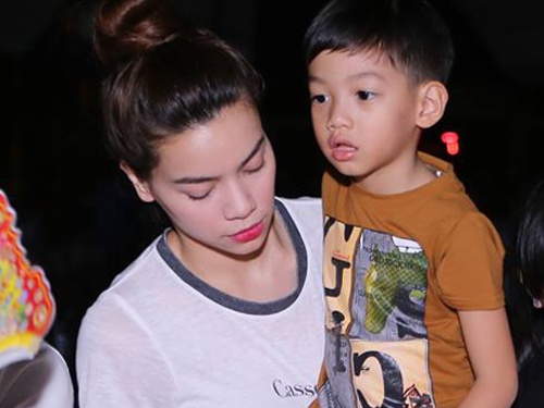 Ho Ngoc Ha dua con trai Subeo di trao qua Trung thu hinh anh