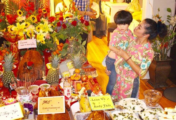 Con gái Thúy Nga - bé Nguyệt Cát diện áo dài đôi cùng mẹ.