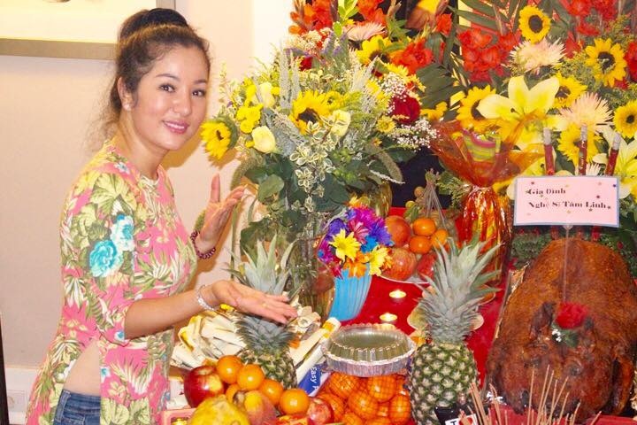 Thúy Nga tổ chức giỗ tổ sân khấu tại nhà riêng.