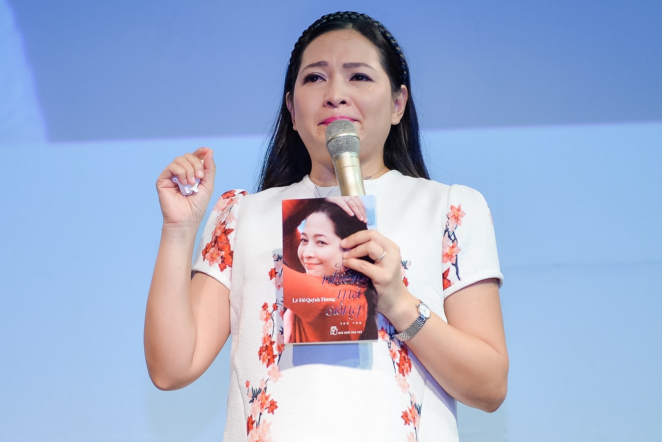 MC Quynh Huong bat khoc trong ngay ra mat sach hinh anh