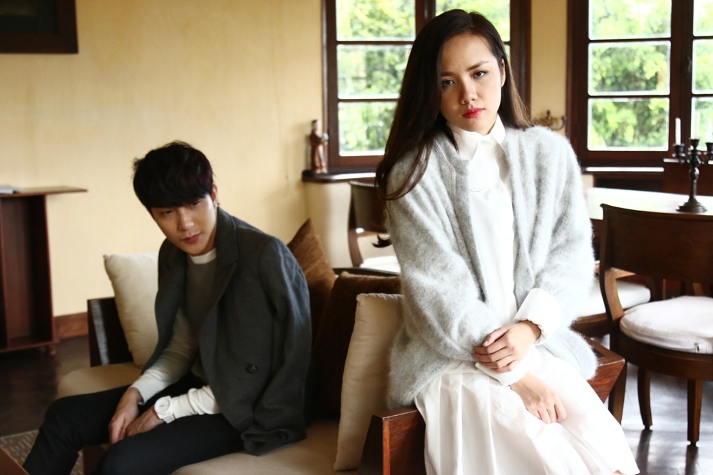 Phương Ly chia sẻ cô không gặp bất cứ khó khăn gì trong quá trình nhập vai vì nội dung và giai điệu của Tội lỗi giúp cô lấy cảm xúc ngay lập tức. Còn chàng diễn viên Hà thành cho biết anh yêu thích ca khúc này ngay từ lần đầu tiên nghe. 