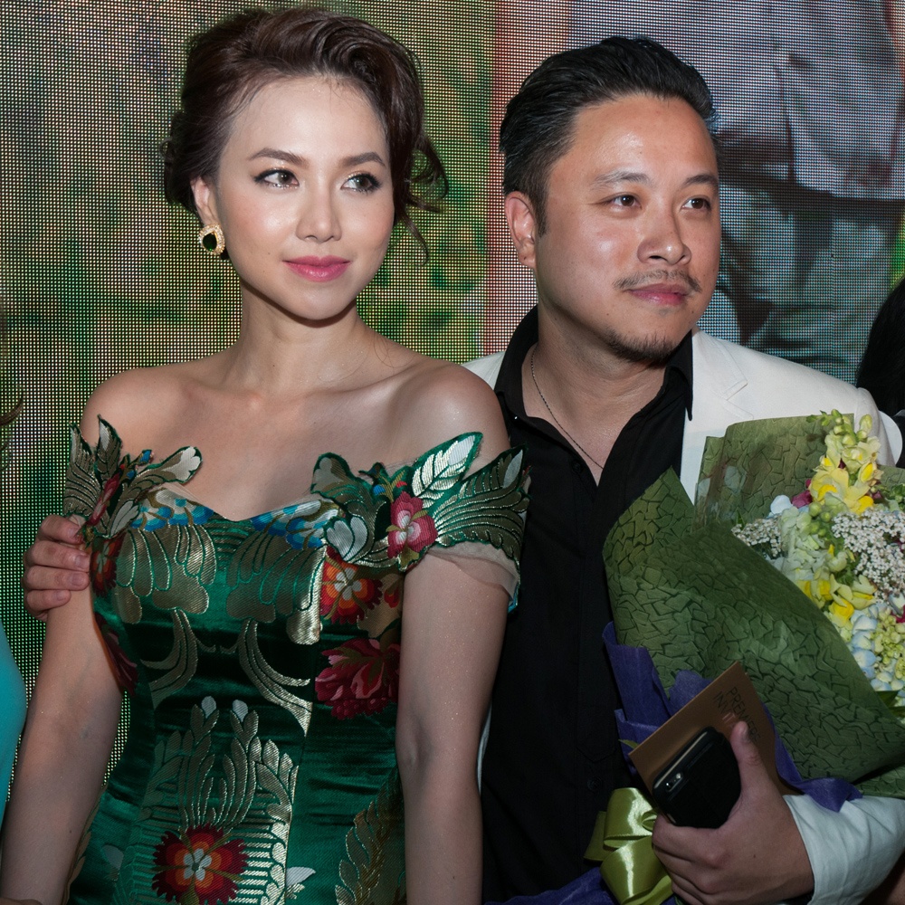 Nam đạo diễn khoác vai vợ sắp cưới trong buổi công chiếu phim.