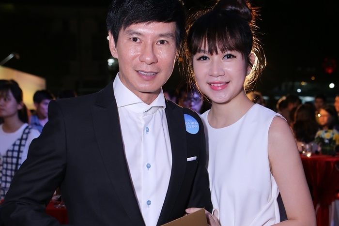 Sao Viet tap nap di xem 'Toi thay hoa vang tren co xanh' hinh anh