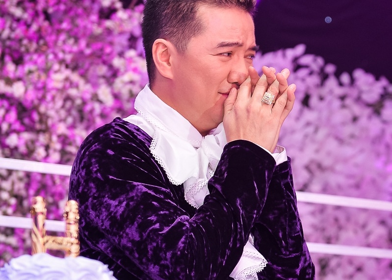 Mr. Dam bat khoc khi duoc tang kim cuong trong sinh nhat hinh anh