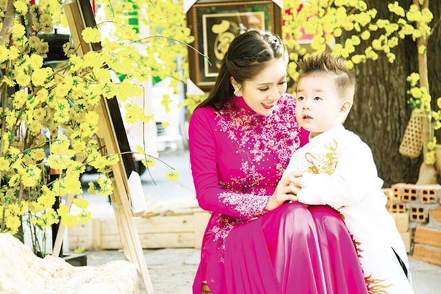 Khoảnh khắc hạnh phúc của Lê Phương bên con trai.