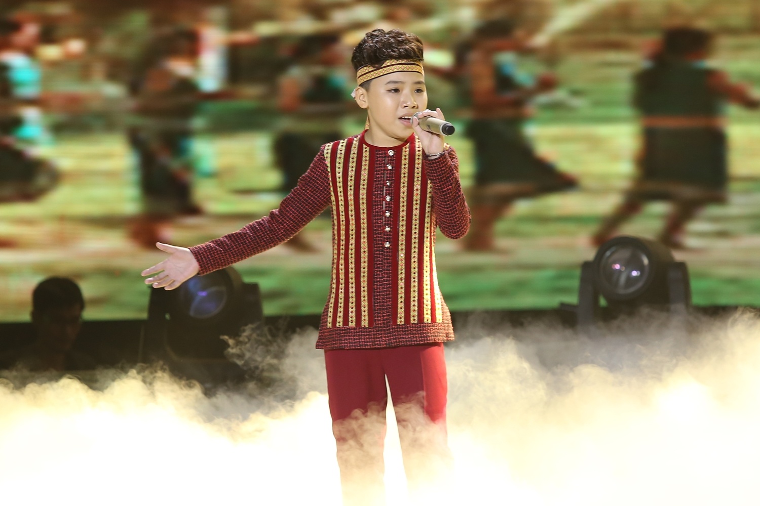 Công Quốc hát Về nghe gió kể trong phần đơn ca.