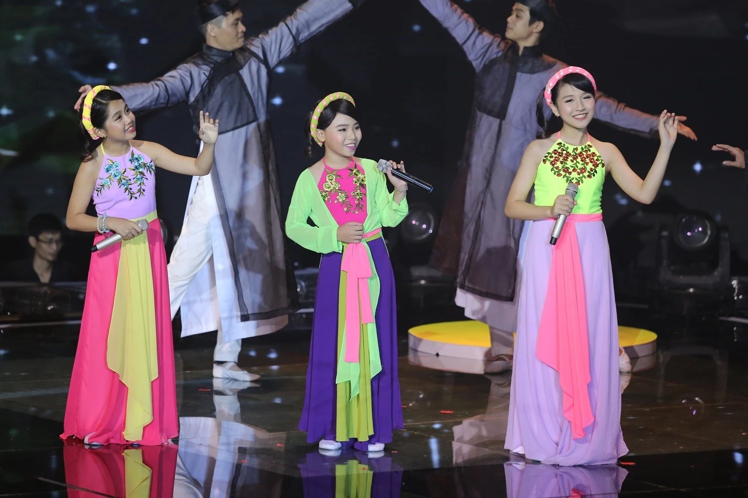 Ở phần kết hợp cùng nhau, 3 em đã thể hiện vô cùng dễ thương bài hát Trăng quê với cách hát và biểu cảm tạo được ấn tượng. Đặc biệt, trong tiết mục này, cậu bé Công Quốc bất ngờ giả gái khiến khán giả vô cùng thích thú. Cách hát cùng cách diễn xuất điệu bộ của em rất nhuần nhuyễn và khéo léo không thua kém hai cô bé Nhã Thy và Khánh Linh. 