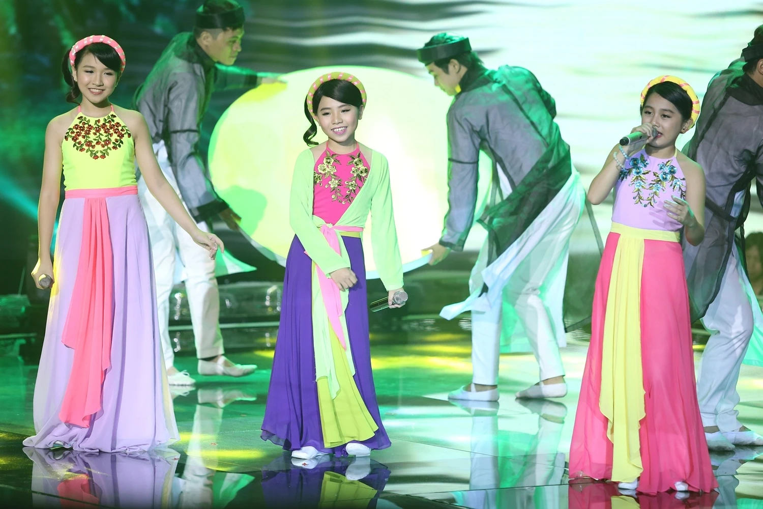 Khánh Linh, Công Quốc và Nhã Thy hòa giọng trong ca khúc Trăng quê.