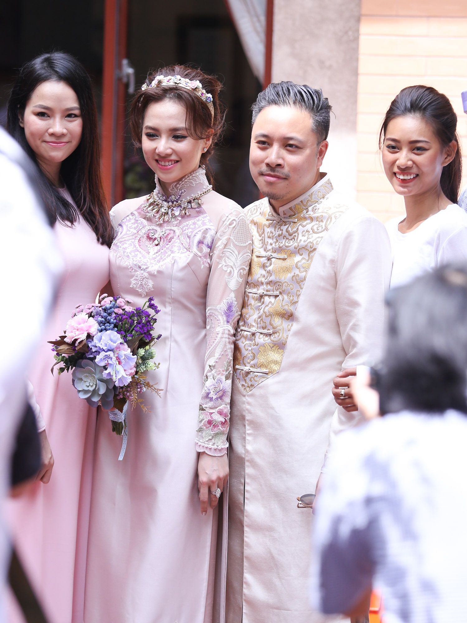 Dinh Ngoc Diep - Victor Vu hanh phuc trong dam hoi hinh anh