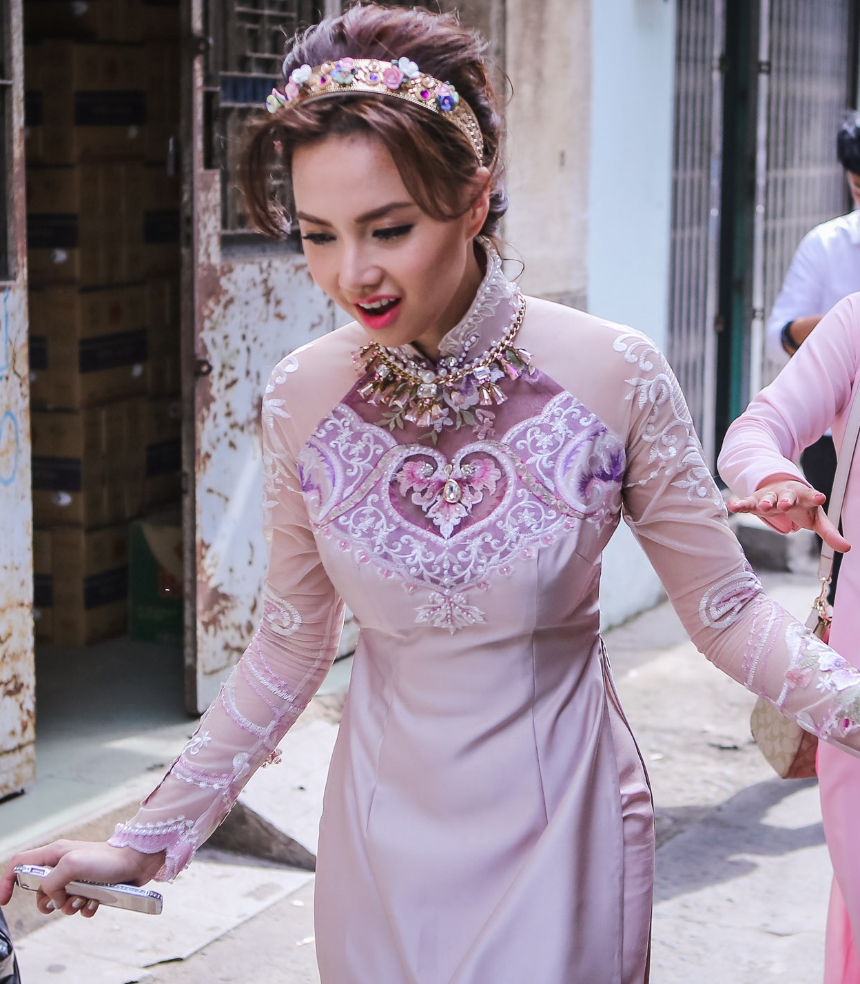 Sáng 4/10, đạo diễn Victor Vũ và diễn viên Đinh Ngọc Diệp bất ngờ tổ chức lễ đính hôn. Từ sáng sớm, cặp đôi từ nhà riêng ở quận 2 lên xe đến nhà bà nội nữ diễn viên tại quận Bình Thạnh (TP HCM) để làm lễ cúng bái tổ tiên. 