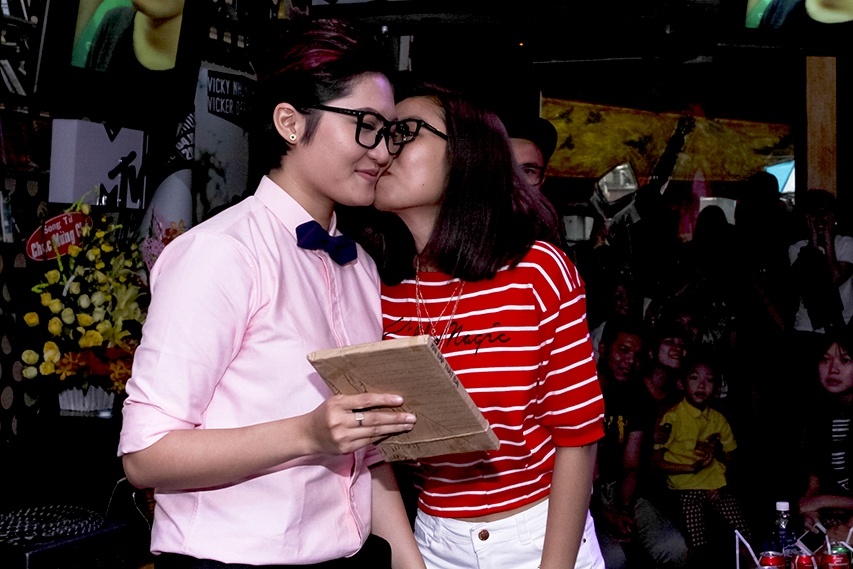 Vicky Nhung boi roi khi duoc fan nu hon ma, khen dep trai hinh anh