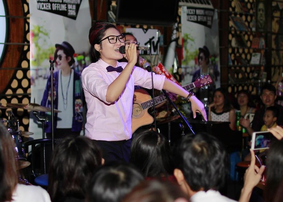 - Chiều 4/10, Vicky nhung tổ chức buổi họp fan tại Acoustic bar, TP HCM. Trước đó trời mưa to khiến ban tổ chức lo lắng, tuy nhiên người hâm mộ vẫn đến rất đông, ước tính khoảng hơn 200 người.