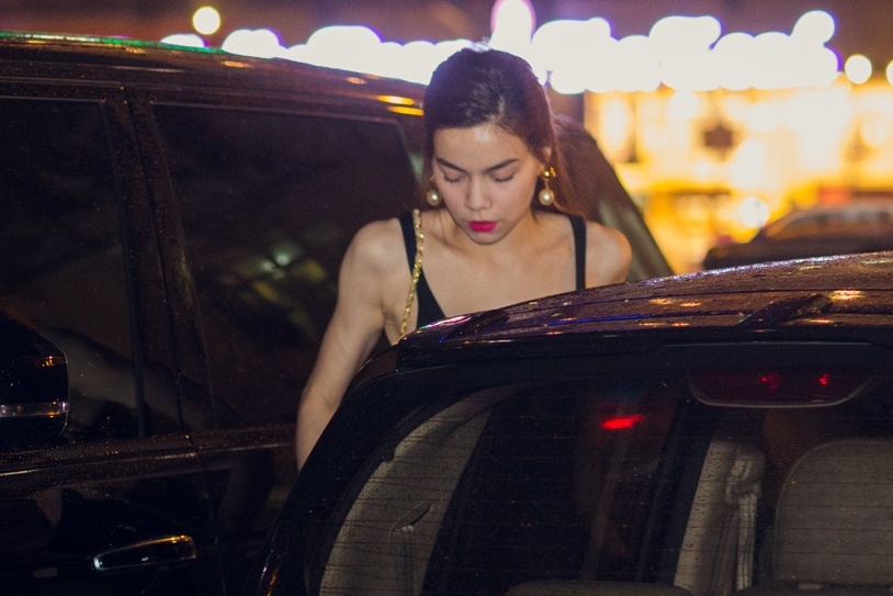 Ho Ngoc Ha tu lai xe di an toi hinh anh