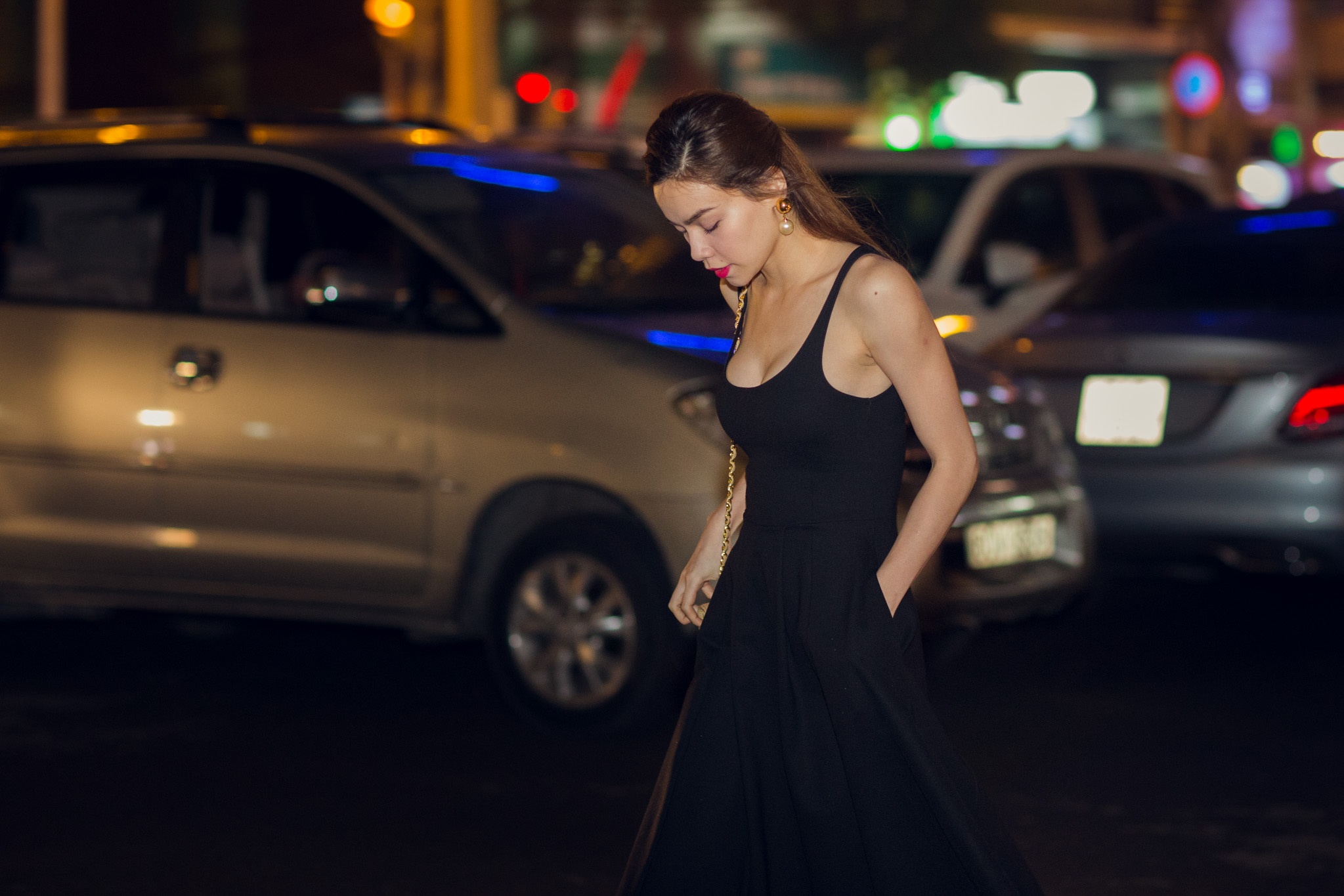 Chọn trang phục tông màu đen với điểm nhấn là túi xách hiệu Chanel màu vàng, Hà Hồ vẫn nổi bật trên đường phố. 