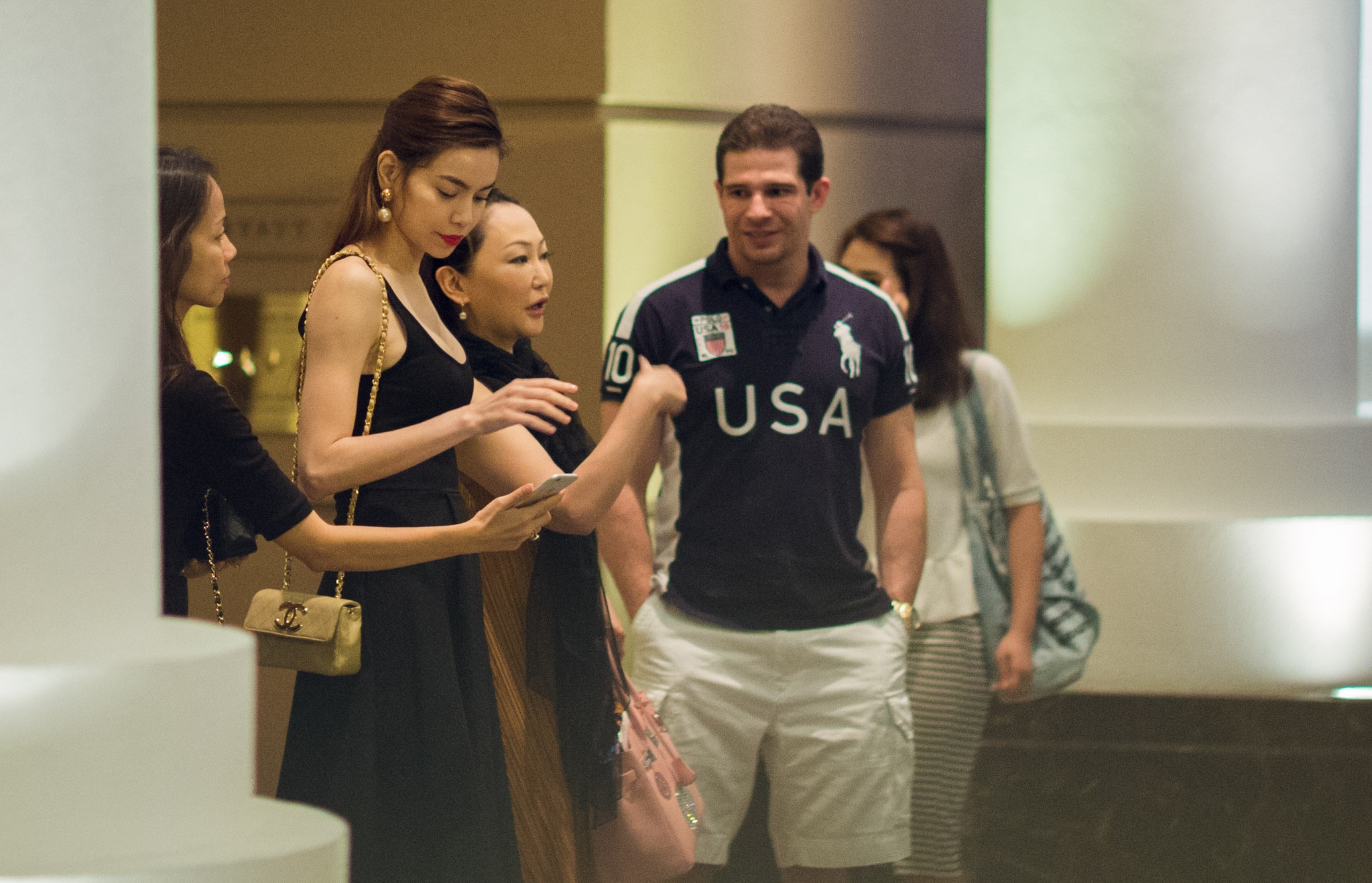 Kết thúc buổi ăn tối, Hồ Ngọc Hà tiễn bác sĩ Eri lên xe để ra sân bay về Nhật, kết thúc 3 ngày lưu lại Việt Nam. 