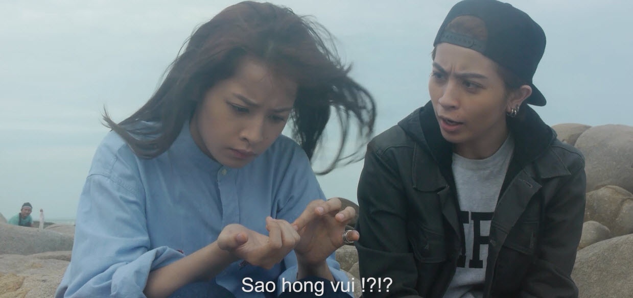 Cựu thành viên X5 dỗ dành Chi Pu trước một cảnh quay.