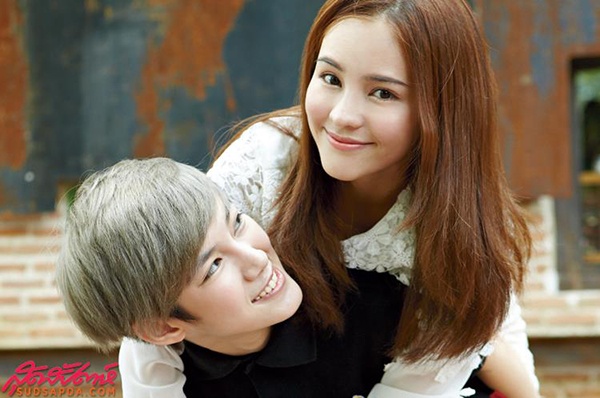 Cặp đôi diễn viên chính thân thiết cả ngoài đời lẫn trong phim.