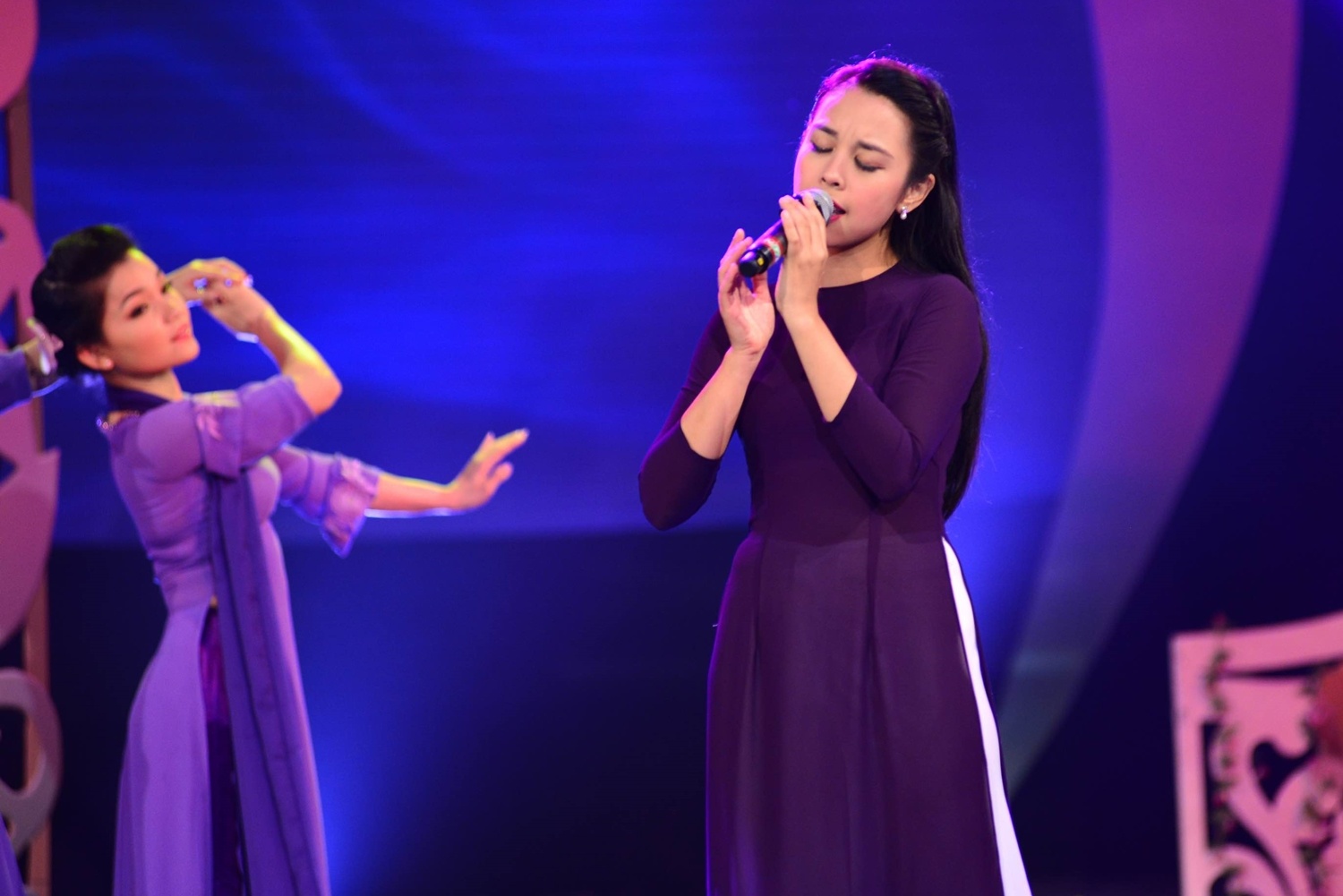 Với Ngàn thu áo tím (Hoàng Trọng), Ngọc Mai nổi bật trong tà áo dài tím thướt tha và ‘khoe’ chất giọng ‘đẹp’. 