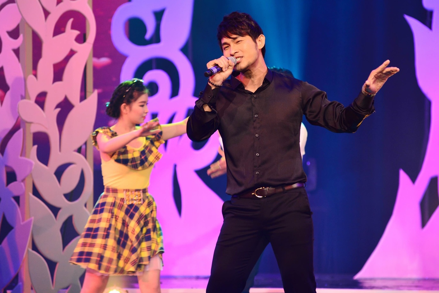 Nguyễn Hồng Ân khép lại chủ đề về những kỉ niệm thuở ban đầu của khán giả trung và cao niên bằng ca khúc Tình đẹp như mơ (Lam Phương). 