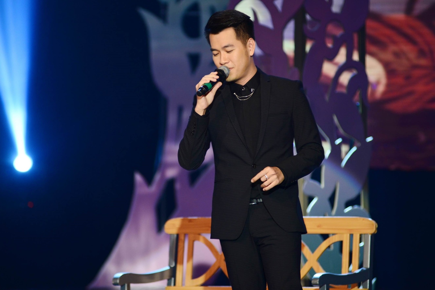 Hồ Trung Dũng tiếp tục khẳng định tài năng trong việc chinh phục dòng nhạc bolero trong ca khúc Duyên kiếp (Lam Phương), thuộc album Bài tango cho em vừa mới ‘ra mắt’ công chúng yêu âm nhạc. 