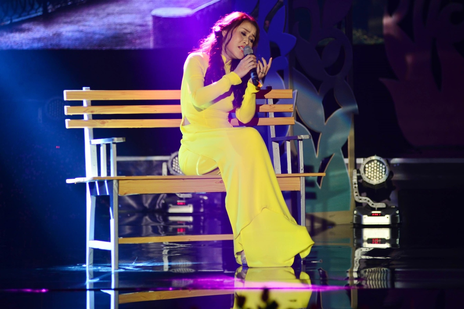 Mỹ Hạnh đầy tâm trạng khi thể hiện nhạc phẩm Cho người tình lỡ (Hoàng Nguyên). Tuy đã ngoài tuổi tứ tuần nhưng nữ ca sĩ vẫn giữ được nét trẻ trung, xinh đẹp cùng chất giọng trầm, ấm khó ai qua. 