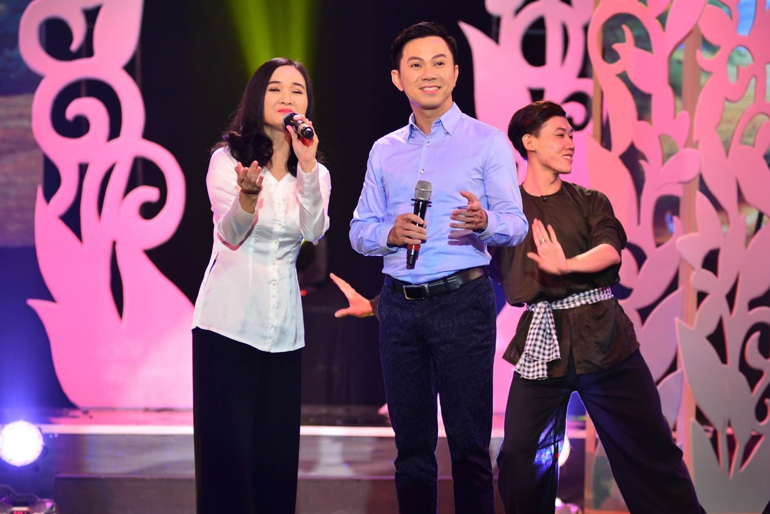 Quốc Đại – Hạnh Nguyên song ca ngọt ngào nhạc phẩm Tình thắm duyên quê (Trúc Phương). 