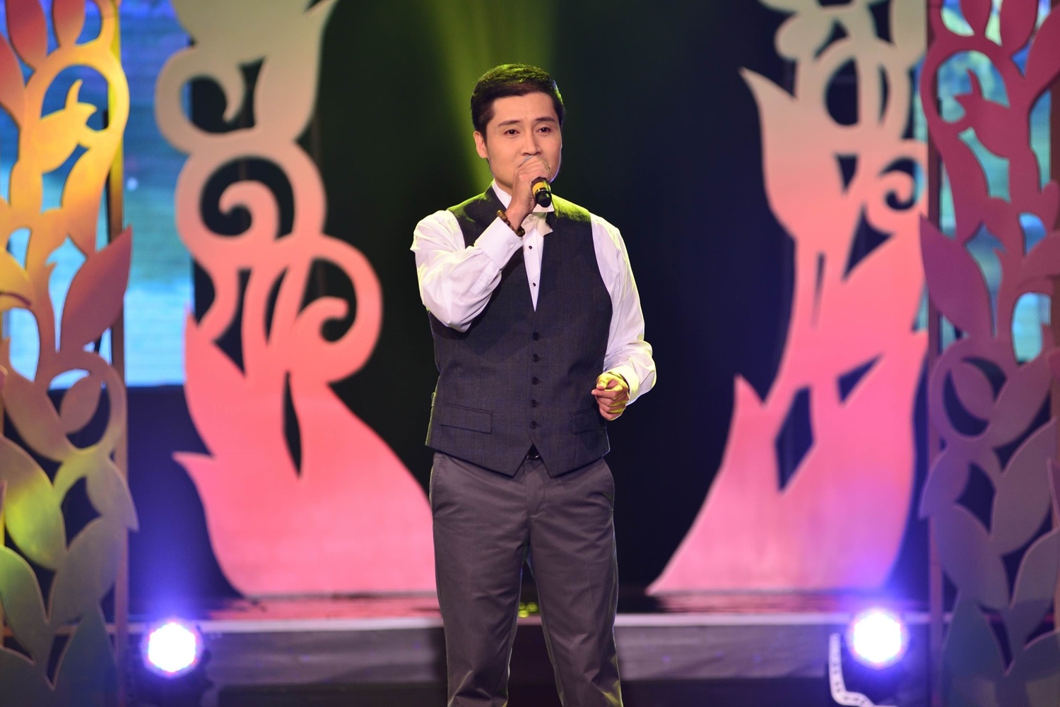 Xuân Phú gửi tặng khán giả ca khúc Áo lụa Hà Đông (Ngô Thụy Miên) với những giai điệu đã đi cùng năm tháng. 