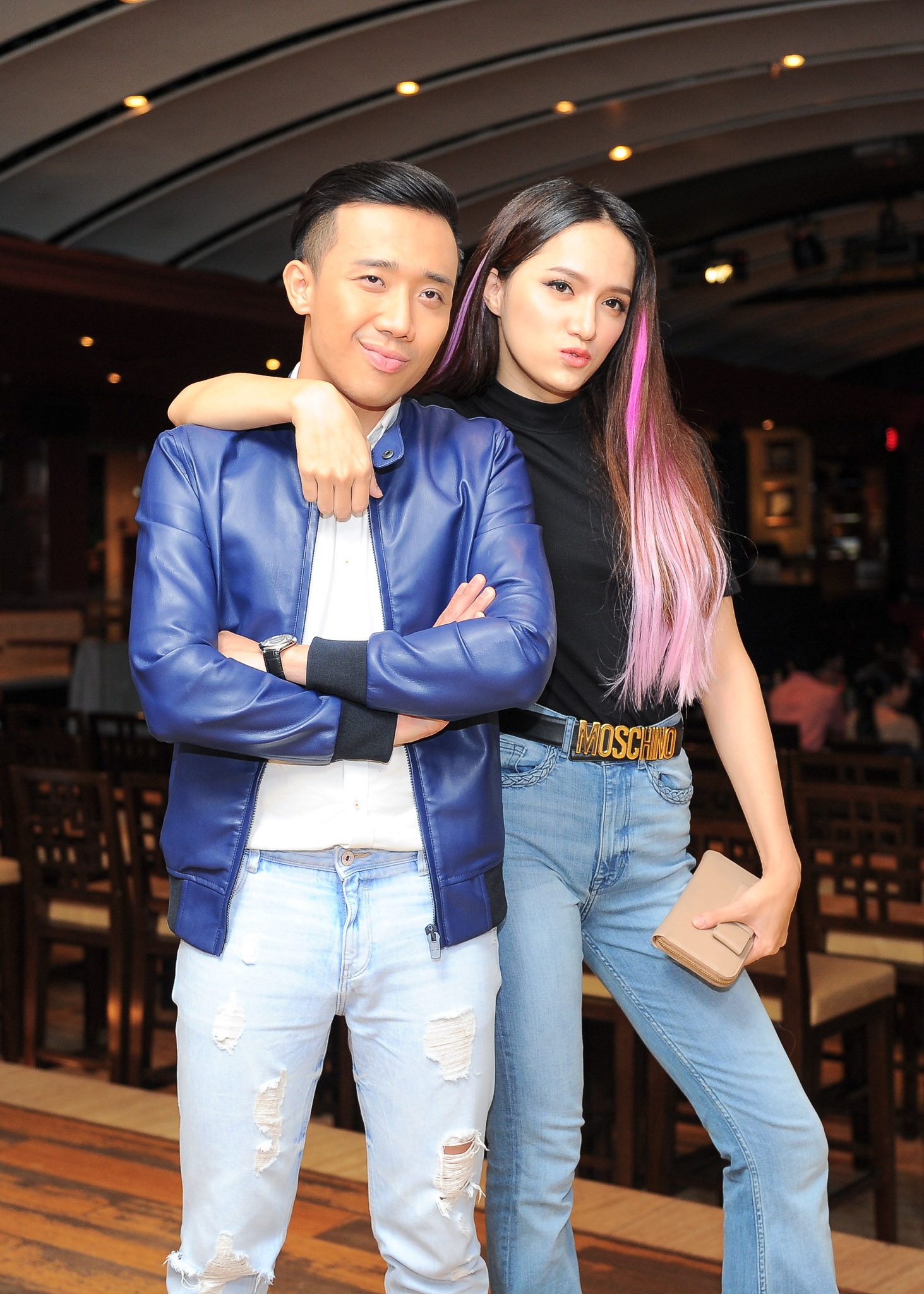 Bên cạnh 10 thí sinh là các nghệ sĩ nổi tiếng, chương trình còn có sức hút đến từ Trấn Thành, Trường Giang và Thanh Bạch đảm nhận vai trò bình luận viên. Họ sẽ đưa ra những nhận xét, bình luận cũng như thẳng thắn chặt chém người thi. Phần chấm điểm thuộc về 200 khán giả có mặt tại phim trường.