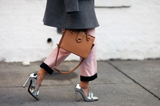 1.	Giày cao gót Vũ khí lợi hại, phái đẹp, quyễn rũ  Theo một nghiên cứu được công bố trên Archives of Sexual Behavior, ngoài tác động hấp dẫn trực tiếp đến phái mạnh mà giày cao gót đem lại mà ai ai cũng không thể phủ nhận, phái mạnh còn càng bị chinh phục bởi độ cao “tăng tiến” của những đôi giày mà phụ nữ mang.