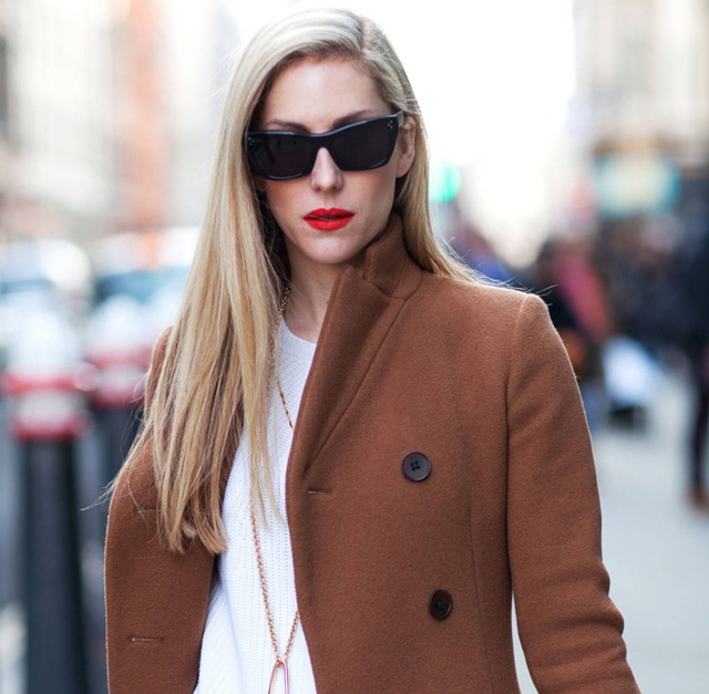 6.	Son môi Vũ khí lợi hại, phái đẹp, quyễn rũ  Một nghiên cứu của người Pháp chỉ ra về tác động tích cực của son môi tới tâm trạng con người. Phục vụ nữ khi dùng son môi đỏ nhận được lượng tiền tip cao hơn từ khách hàng nam giới. Ngoài ra, việc trang điểm một cách phù hợp còn được chứng minh là điểm nhấn tạo nên vẻ đáng tin cậy, hấp dẫn đối với người đối diện hơn.