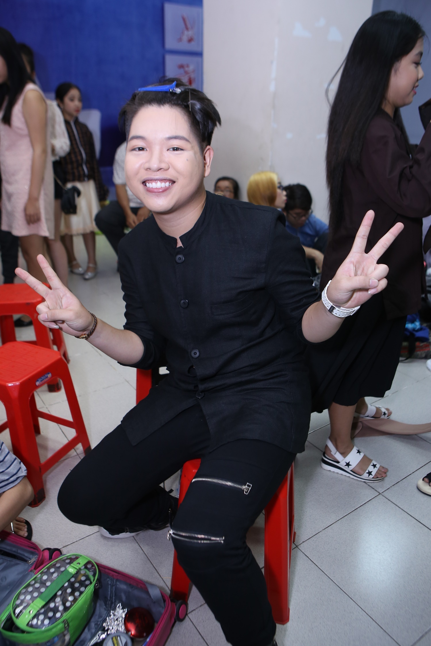 Quán quân The Voice 2015 Đức Phúc hòa giọng cùng hai cô bé của team Giang Hồ là Hồng Minh và Phương Khanh trong ca khúc Hai cô tiên của nhóm 365. Ngoài phần hát, bộ ba còn thể hiện vũ đạo.
