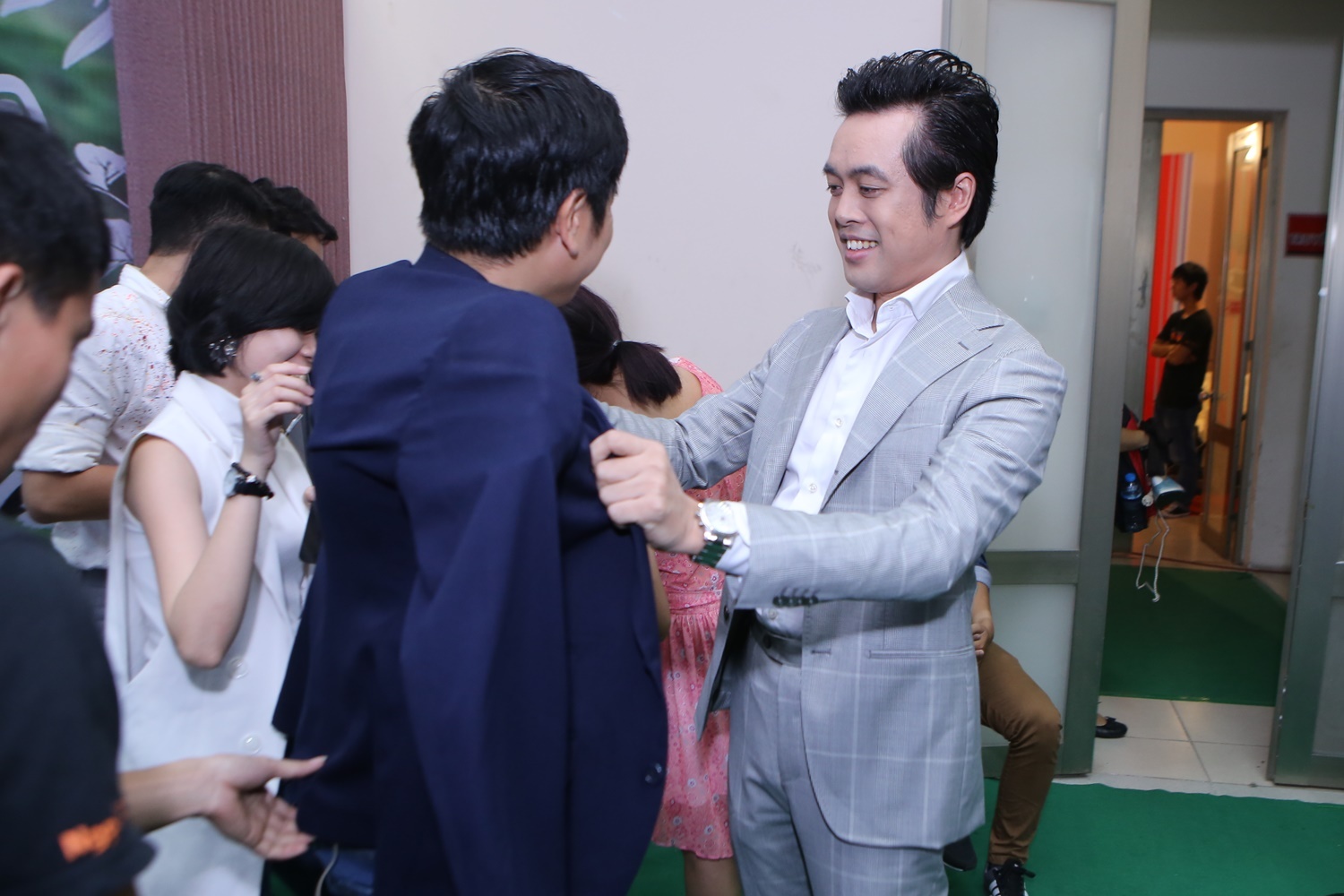 Dương Khắc Linh một lần nữa thể hiện dí dỏm khi tự tay giúp Hồ Hoài Anh thay trang phục. 