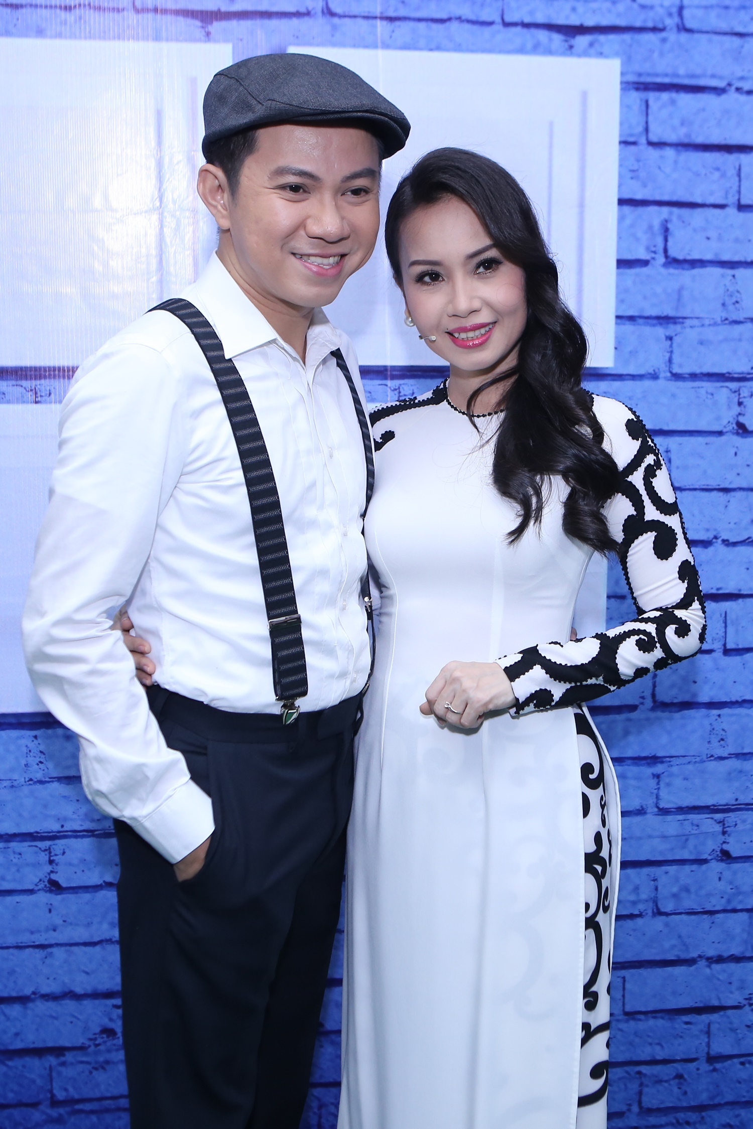 Ngoài các màn hát đơn, mỗi đội còn mang đến một tiết mục tam ca kết hợp cùng khách mời. Hỗ trợ team chị Tư Cẩm Ly là ca sĩ Quốc Đại.