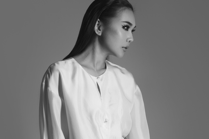 Thanh Hang lanh nhu bang trong bo anh trang den hinh anh