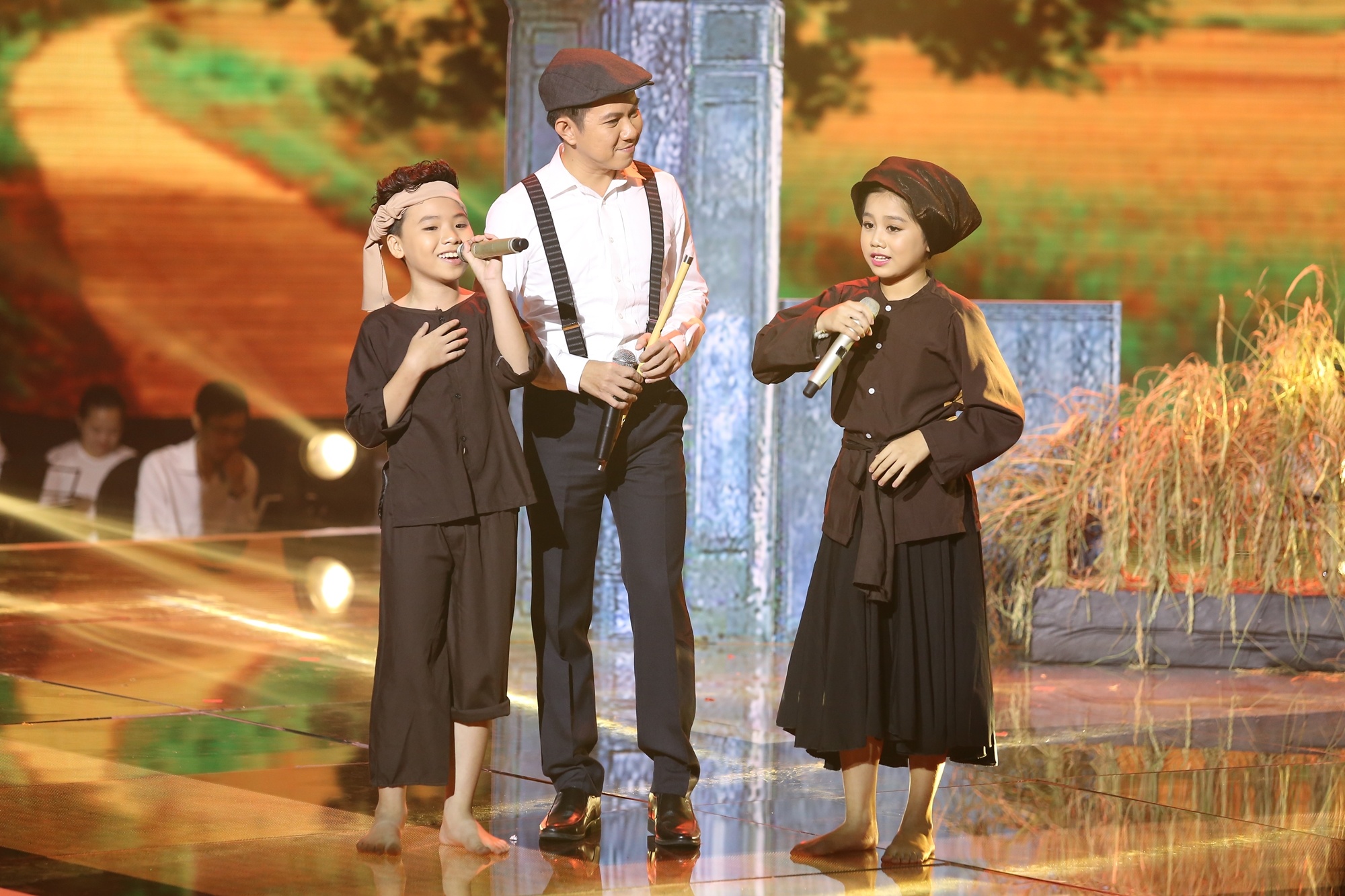  Hai học trò chị Tư hòa giọng với nam ca sĩ Quốc Đại qua ca khúc trữ tình đầy ý nghĩa Quê mẹ. Tiết mục này đã mang đến nhiều cảm xúc lắng đọng cho khán giả. Khả năng hát dân ca của hai cô cậu bé được khai thác triệt để.