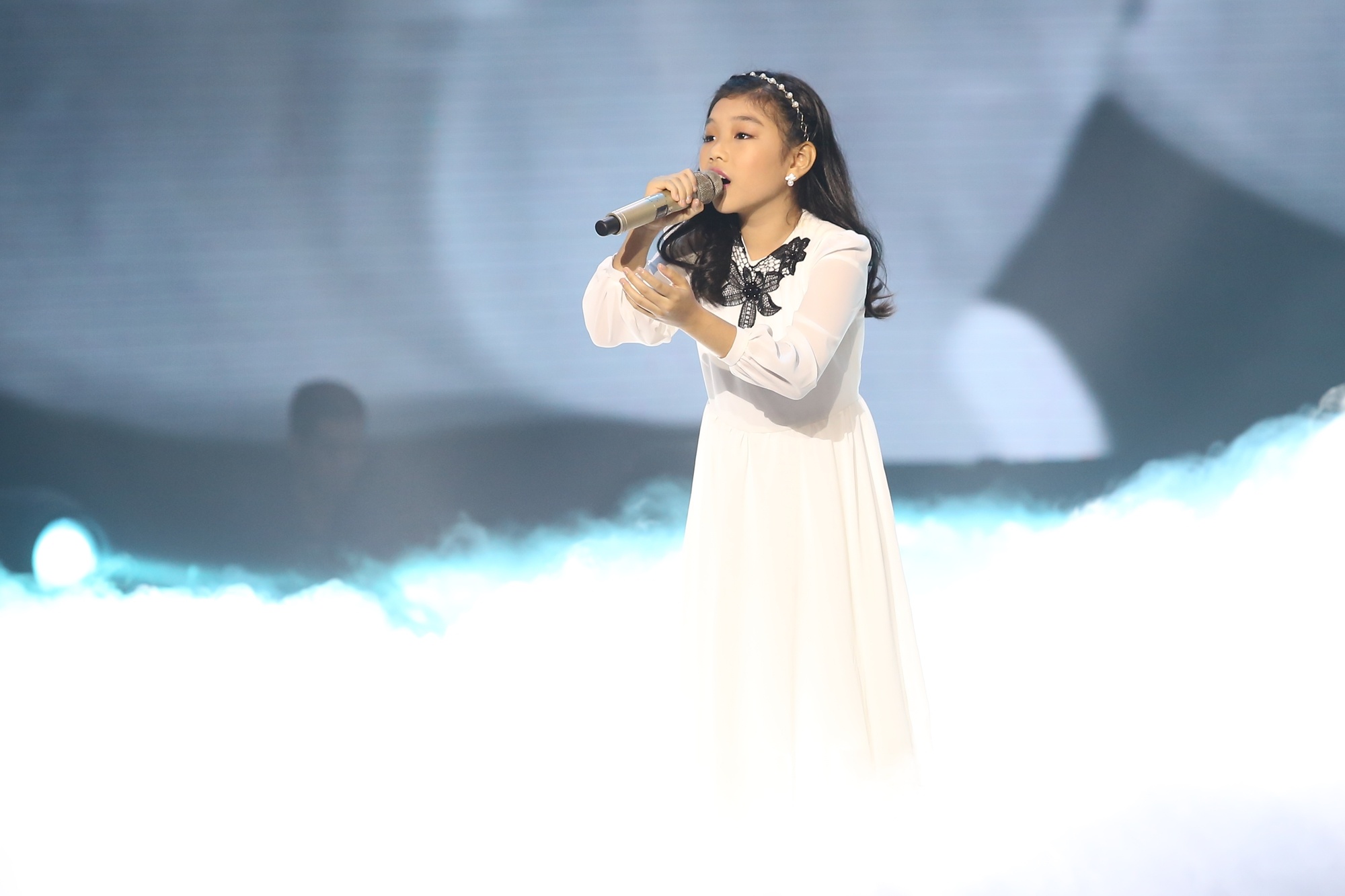 Không kém cạnh, giọng ca opera Phương Khanh  tự tin khoe giọng hát cao vút và đầy tình cảm qua liên khúc Chị tôi – Tóc gió thôi bay. Với tiết mục này, Hồ Hoài Anh giải thích muốn thử sức học trò với thể loại mới ngoài sở trường là dòng nhạc opera. Anh cho biết mình rất hài lòng với thể hiện của học trò và cảm ơn cô bé đã giúp ca khúc được mang làn gió mới.