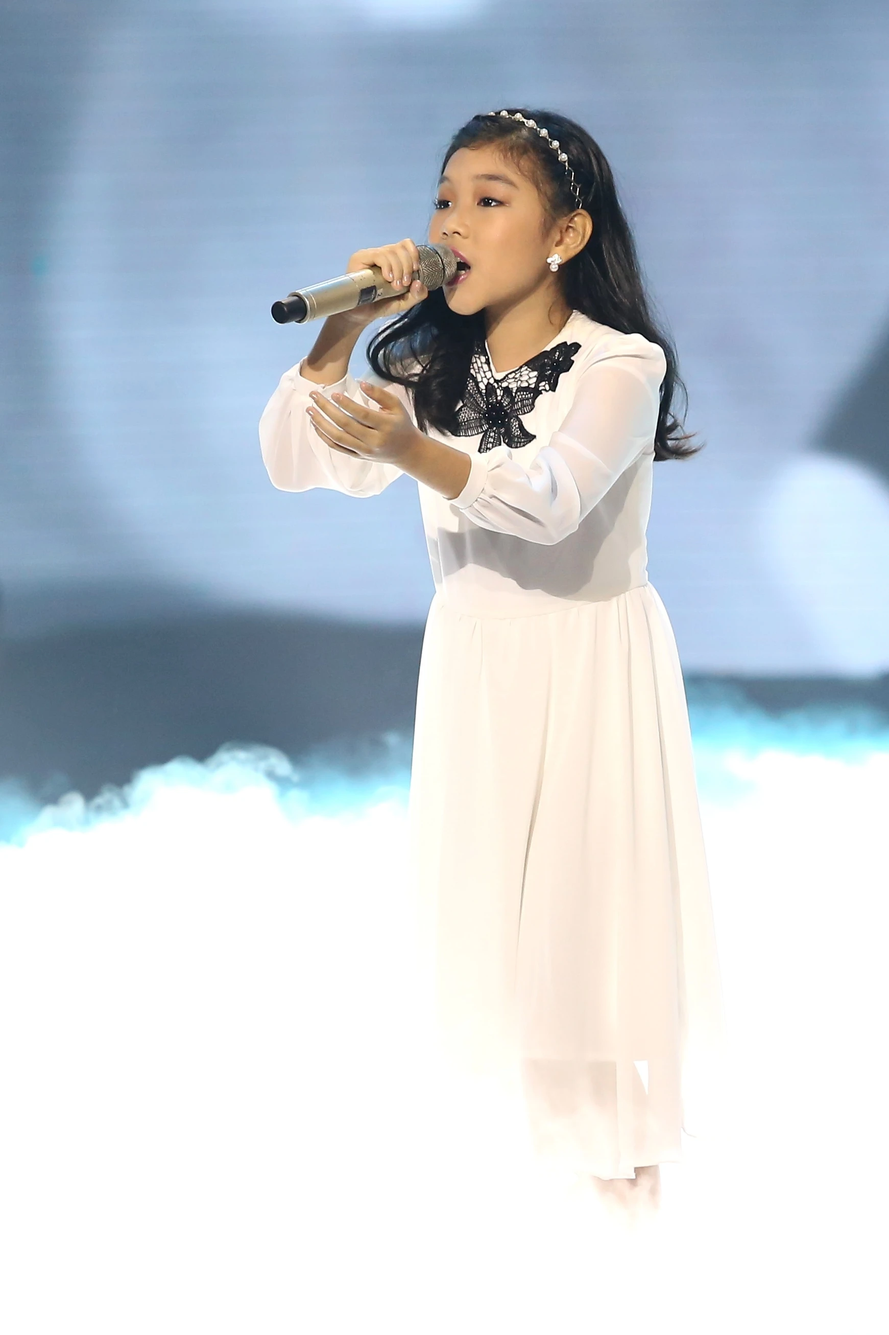 Phương Khanh mang làn gió mới đến hai ca khúc quen thuộc.