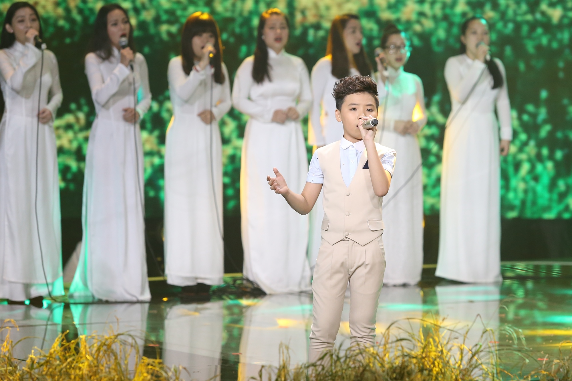 Ở team Cẩm Ly, Công Quốc khoe chất giọng ngọt ngào qua một sáng tác của nhạc sĩ Minh Vy mang tên Xa quê. Cậu bé 12 tuổi được nhận xét có giọng hát tròn trịa cả nốt cao lẫn thấp, luôn thể hiện trò vành rõ chữ. Lưu Hương Giang cho biết nhờ The Voice Kids, cô biết nhiều cũng như yêu mến hơn dòng nhạc dân ca Nam bộ. Với tiết mục của Công Quốc, cô được truyền tải rất nhiều cảm xúc. Dương Khắc Linh cũng chia sẻ sự cảm động và cảm xúc nhớ quê hương.