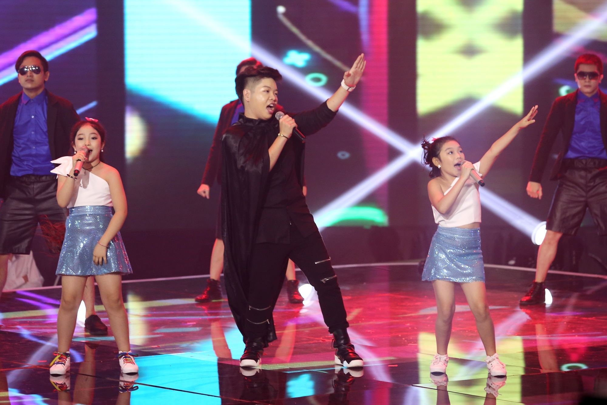 Trong vòng bán kết của The Voice Kids 2015 diễn ra tối 10/10 tại hãng phim Giải phóng, các thí sinh của mỗi đội ngoài các phần đơn ca còn mang đến những màn kết hợp với các khách mời. Hai cô bé Hồng Minh và Phương Khanh của đội Hồ Hoài Anh – Lưu Hương Giang bắt tay quán quân The Voice 2015 Nguyễn Đức Phúc  trong liên khúc nhạc thiếu nhi - Hai cô tiên. Tiết mục qua bàn tay của đôi huấn luyện viên mang đến không khí sôi động và đầy máu lửa của dòng nhạc EDM.