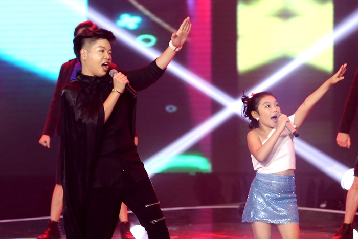 Duc Phuc khien khan gia bat cuoi vi nhay vung ve hinh anh