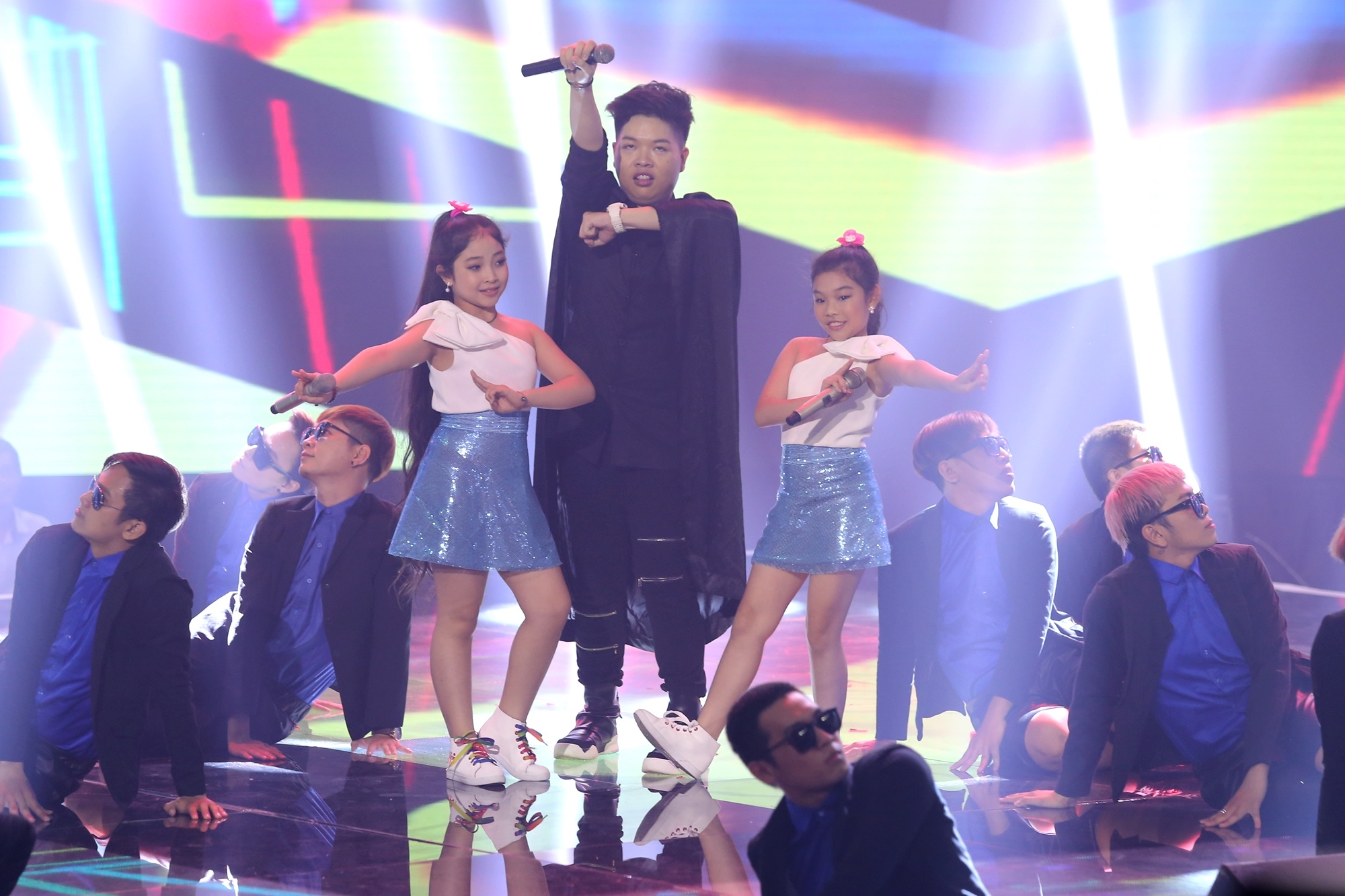 Duc Phuc cung hoc tro doi Giang Ho nhay Hai co tien hinh anh