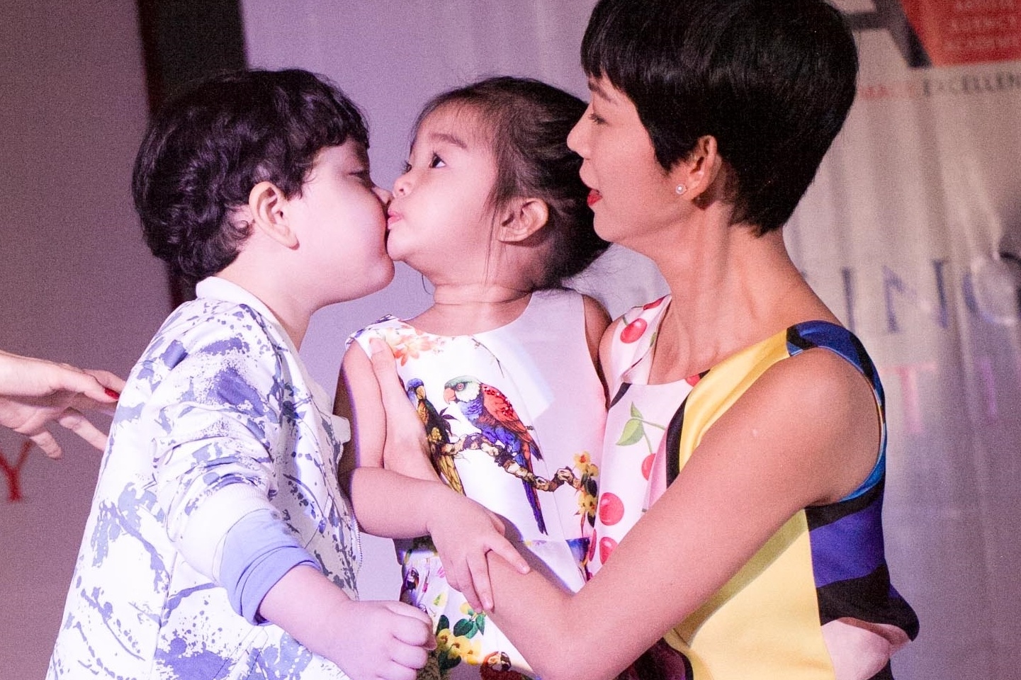 Con trai Truong Quynh Anh dang yeu tren san catwalk hinh anh